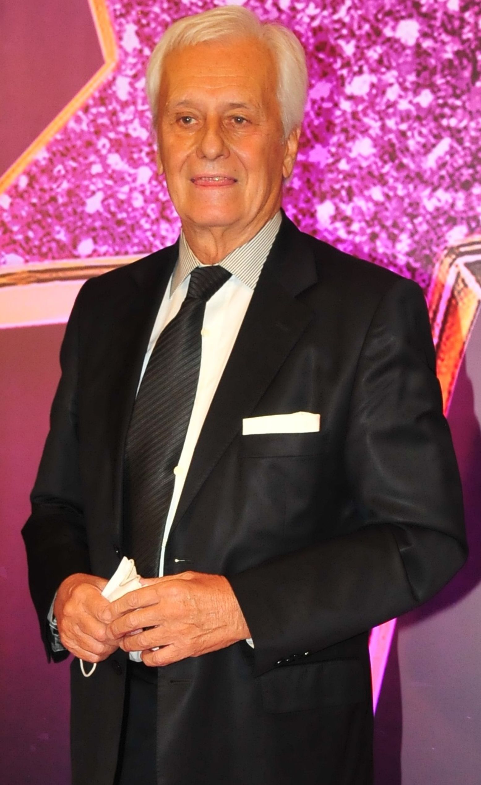 Engin Çağlar, 19'u siyah -beyaz olmak üzere 71 sinema filminde rol aldı. 