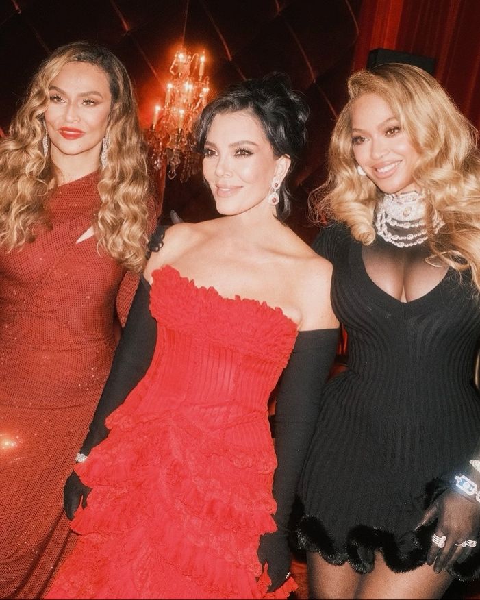 Beyonce, annesi Tina Knowles ile partiye katıldı