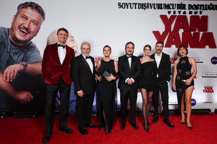 Muzaffer Yıldırım, Haluk Bilginer, Hatice Aslan, Feyyaz Yiğit, Bige Önal, Mert Baykal ve Şevval Sam