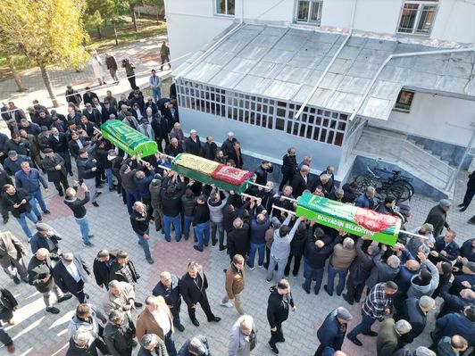  6 yaşındaki Muhammet Böcek, 3 yaşındaki Masal Böcek ve anne Çiğdem Böcek, Afyon Bolvadin'de toprağa verildi.
