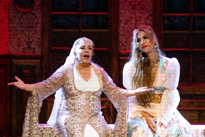 Mine Koşan ve Çağla Şıkel