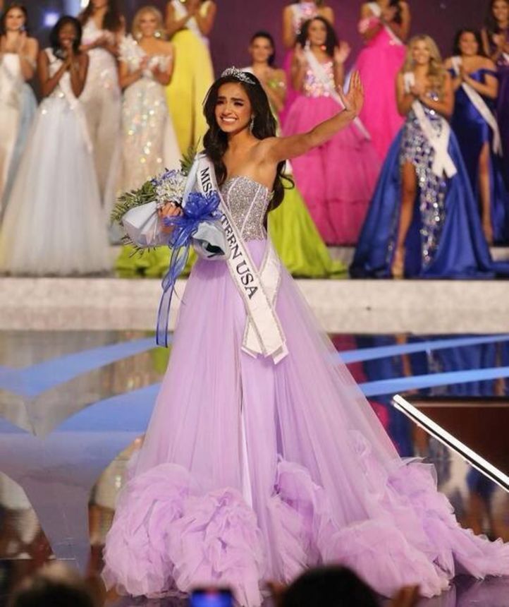 17 yaşında  Miss Teen USA ünvanı alan UmaSofia Srivastava, taçtan feragat etti