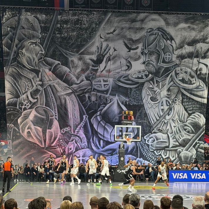 Partizan taraftarının Fenerbahçe maçında açtığı ırkçı pankart tepki çekti.