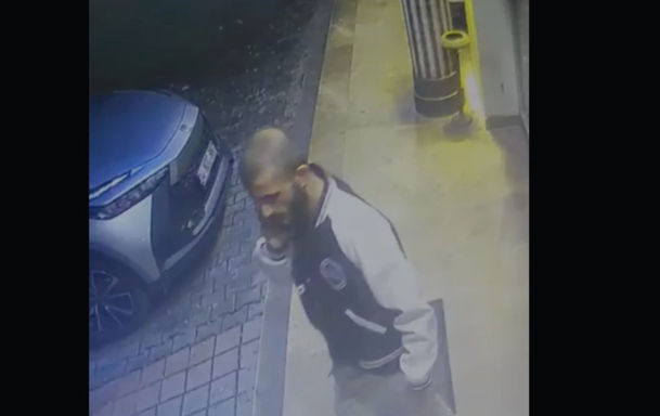 Hakan K., marketten çıkarken kameraya yansıdı.