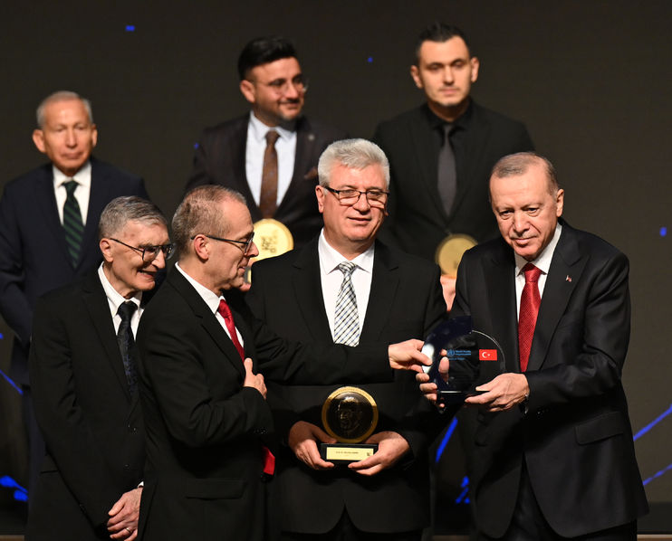 Törende Cumhurbaşkanı Erdoğan’a, Filistin halkına yönelik olağanüstü insani çabaları ve Gazze'den tıbbi tahliyelerde örnek teşkil eden liderliği için Dünya Sağlık Örgütü Avrupa Bölge Direktörü Hans Kluge tarafından ''Dünya Sağlık Örgütü Avrupa Ödülü'' takdim edildi.