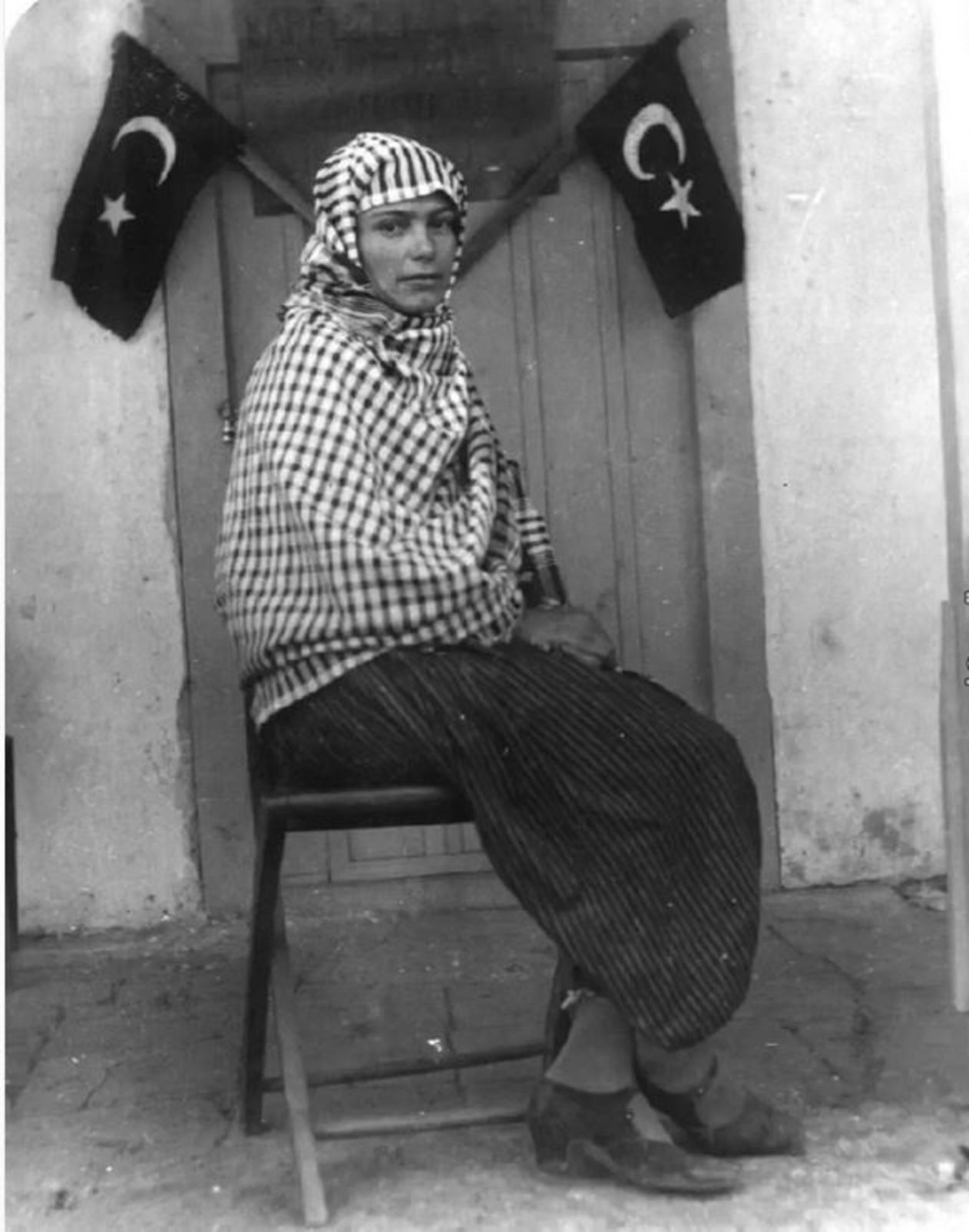 Gül Esin, özellikle kız çocukları okusun diye ev ev dolaşarak aileleri ikna etmeye de çabaladı. 