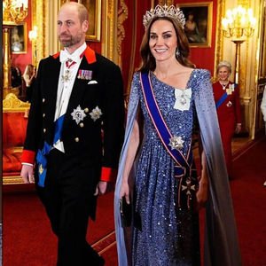 Elmaslı taçla davete katıldı