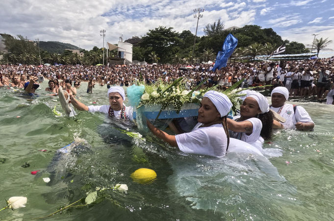 Yemanja'nın müritleri, Afrika deniz tanrıçası Yemanja'yı onurlandırmak için Rio de Janeiro'da düzenlenen yıllık kutlama sırasında adaklarla dolu bir tekne taşıyorlar, 2 Şubat 2025 (AP Fotoğrafı/Bruna Prado)