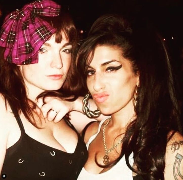 Amy Winehouse ve arkadaşı Catriona Gourlay