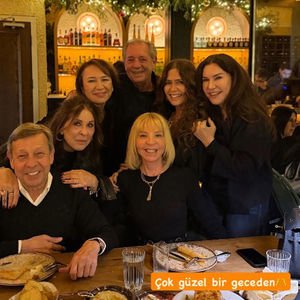 Yakın dostlar yemeğe çıktı