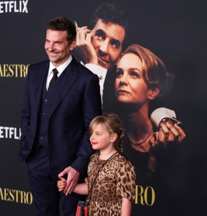 Bradley Cooper, kızı Lea'yla birlikte kamera önüne çıkmaktan kaçınmıyor