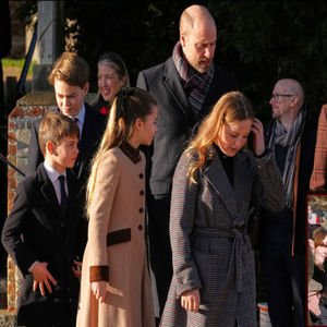 Prens ve ailesi halkla selamlaştı