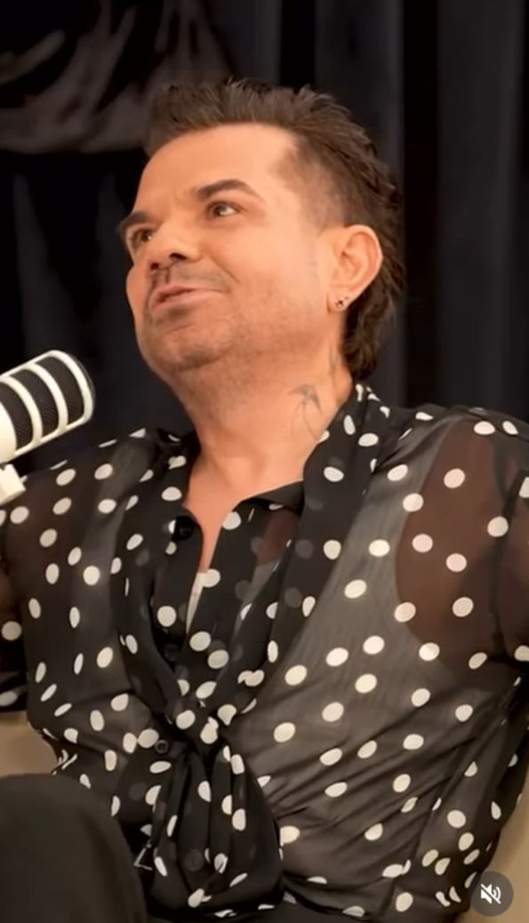 Kenan Doğulu'nun kıyafeti dikkat çekti. 