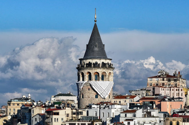  Galata Kulesi'ne Gazze soykırımına dikkati çekmek amacıyla Filistin kefiyesi asıldı.
