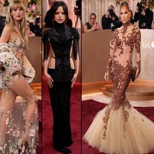 Kırmızı halıda şıklık yarışı...