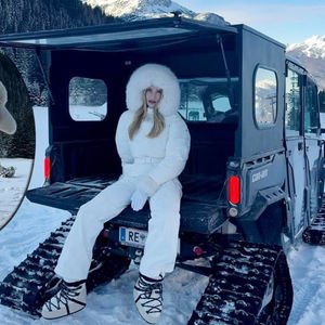 Karlar içinde poz verdi