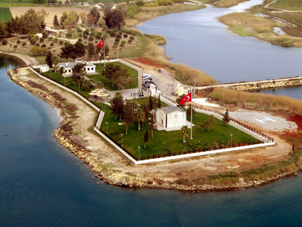 Süleyman Şah’ın ikinci türbesi. Türkiye, Süleyman Şah’ın kemiklerini Karakozak’taki bu türbeden 22 Şubat 2015 gecesi almış ve bina IŞİD’in eline geçmesi ihtimaline karşı havaya uçurulmuştu.