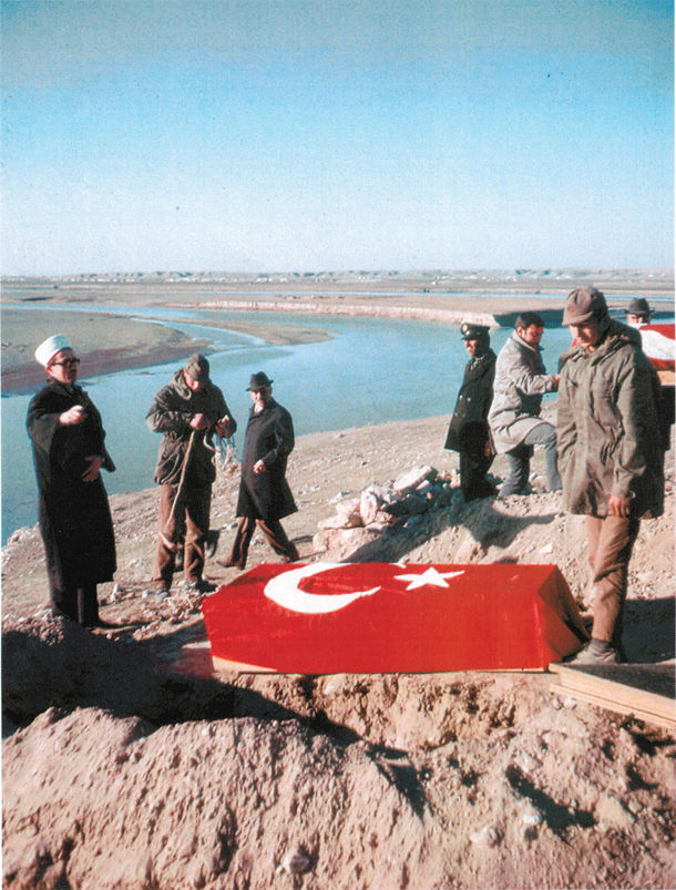 1974’te Türk Mezarı’ndan çıkartılan ve Karakozak’a nakledilen kemiklerin bulunduğu tabutlardan biri, definden hemen önce. Solda, Dr. Tayyar Altıkulaç var.