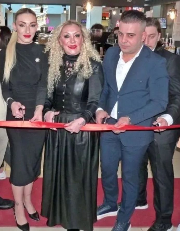 Aralık 2024'te bir açılışta çekilen fotoğrafta; sırasıyla Tuğyan Ülkem Gülter, Güllü, Kervan Eminoğlu ve Tuğberk Yağız Gülter yan yana görülüyor.