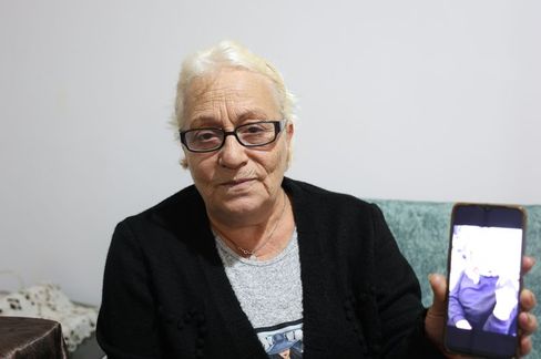 Kardeşini 3 yıldır arayıp bulan Ayten Tuncer.