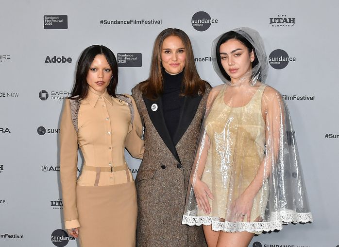 Natalie Portman, galada rol arkadaşları; Jenna Ortega ve Charlie XCX ile birlikte poz verdi.