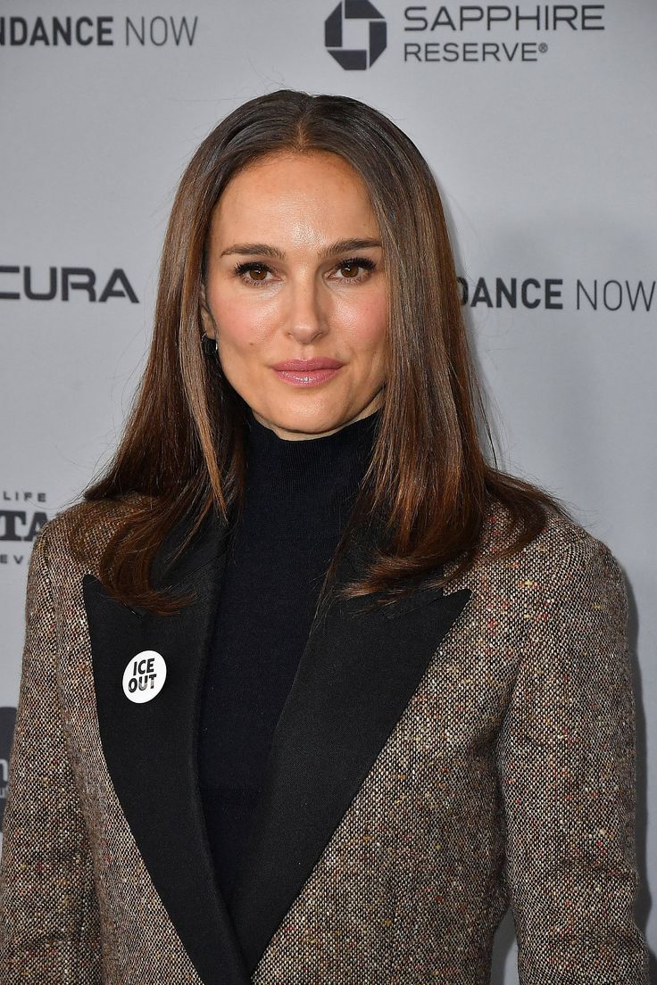 Natalie Portman, ABD'de ICE polislerinin göçmenlere yönelik sert tutumunu protesto etmek için 'ICE Out' yazan yaka iğnesi taşıdı