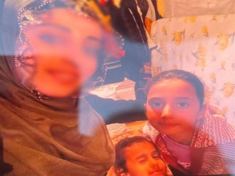 Anne Gülay (solda) ve kızları Aslı ile Zeynep (sağda).