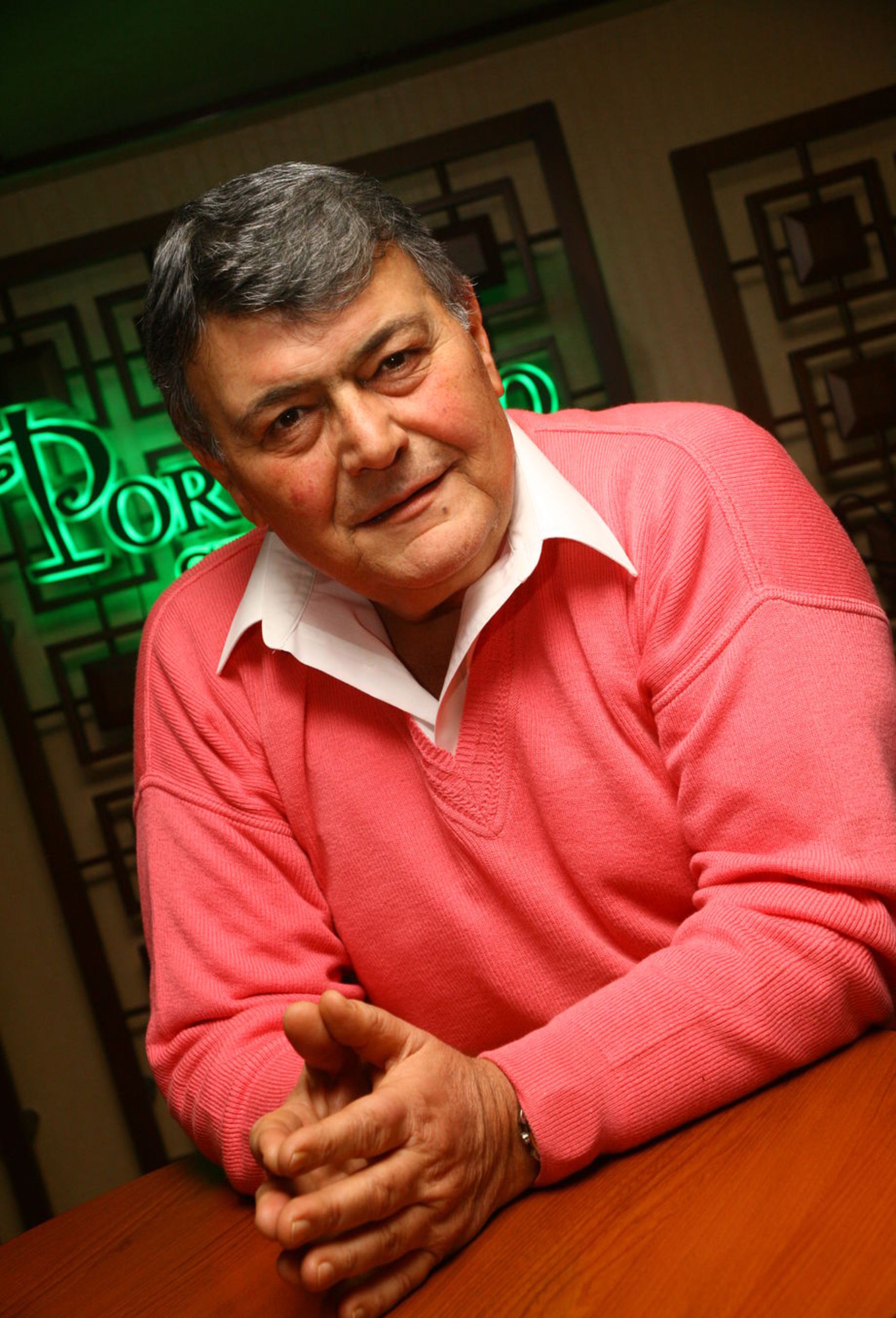 71 yaşında hayatını kaybeden Ferdi Özbeğen'i hangi oyuncunun canlandıracağı henüz belirlenmedi.