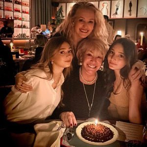 Kamhi'ye kız kıza kutlama...