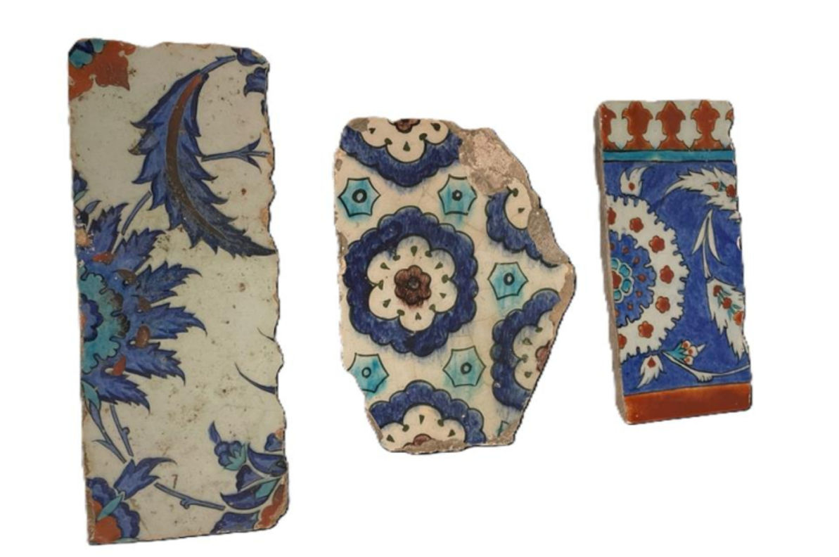 Birleşik Krallık’taki müzayede evlerinde yapılan incelemelerde, Adana Seyhan Ulu Camii’nden çalındığı belirlenen 16’ncı yüzyıla ait toplam 4 İznik çinisi tespit edildi. Bulunulan girişimler sonucunda bu eserler, 2025'te Türkiye’ye iade edildi.