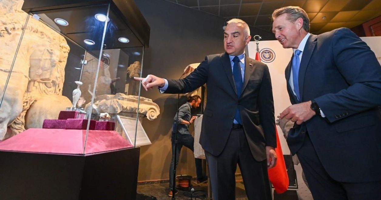 ABD'de ele geçirilerek Kültür ve Turizm Bakanlığı'nın yürüttüğü çalışmalar sonucunda mahkeme kararıyla Türkiye'ye iade edilen Anadolu kökenli 12 tarihi eser, geçtimiz aylarda Antalya Arkeoloji Müzesi'nde sergiye sunuldu. Kültür ve Turizm Bakanı Mehmet Nuri Ersoy, bu konuda şunları söyledi:  Son 5 yıldır ikili protokoller yapıyoruz. Bu protokoller sonucunda yıllarca sürecek hukuk mücadelesini aylar içinde sonuçlandırmayı sağlıyoruz. 