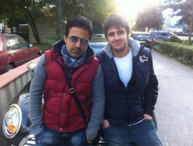 Emrah'ın, Ebru Çolak ile ilişkisinden dünyaya gelen oğlu Tayfun Erdoğan 33 yaşında.