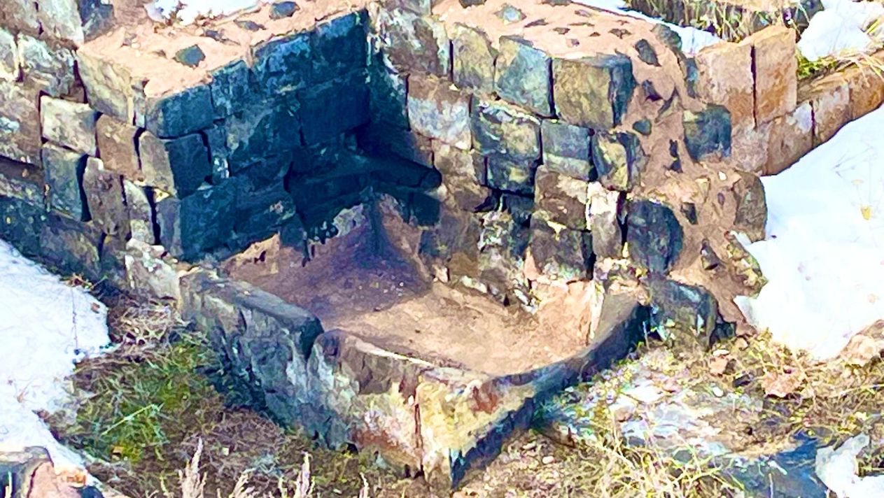 6 yıllık çalışmayla gün yüzüne çıkarılan hamamdaki küvet. 