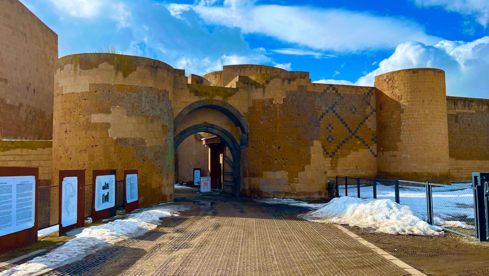 Sultan Alparslan, fetih sonrasında Ani'ye bu kapıdan girdi. 