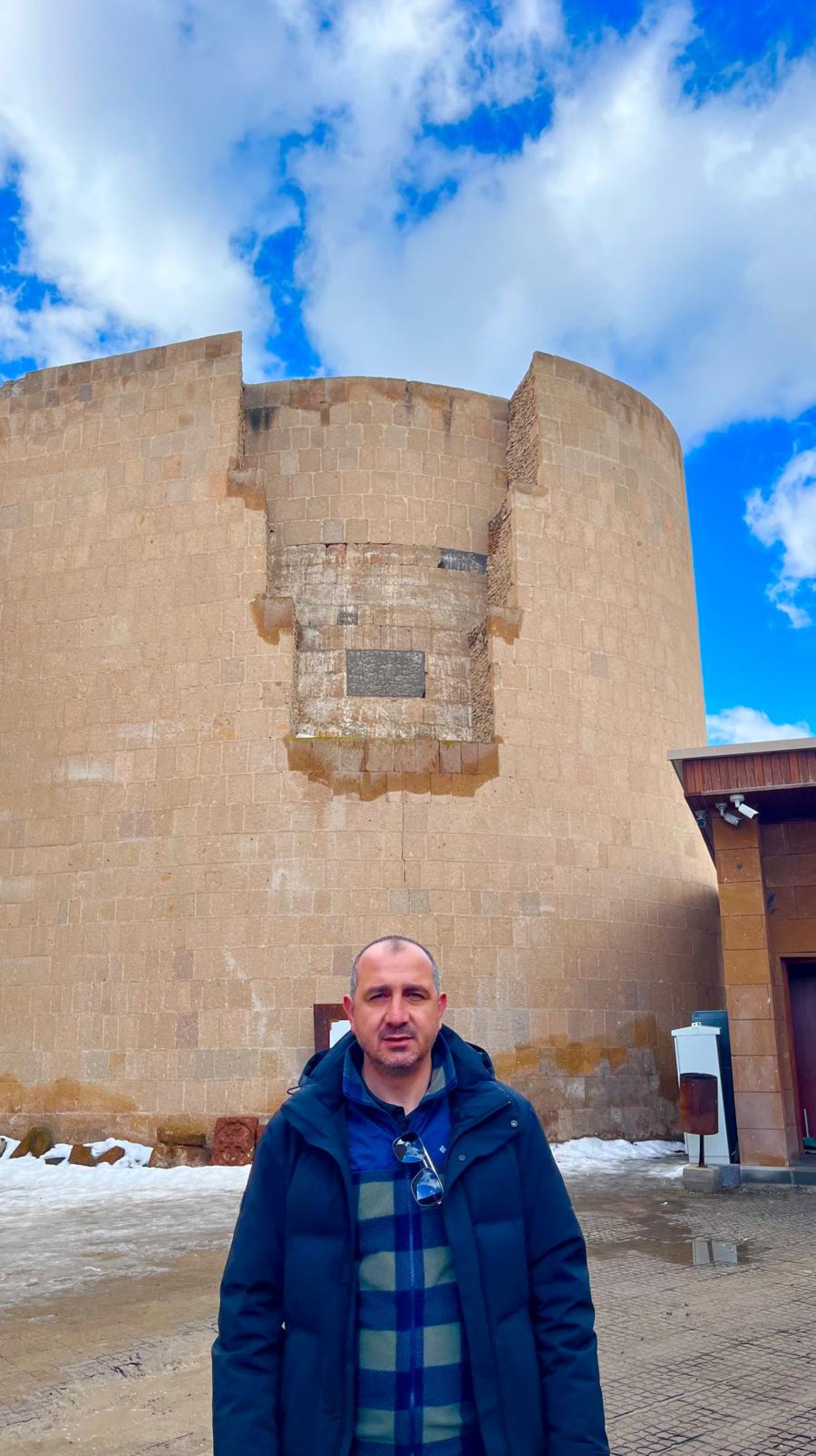 Doç. Dr. Muhammet Arslan (Arka planda Türklerin Anadolu'daki ilk kitabesi görülüyor.)