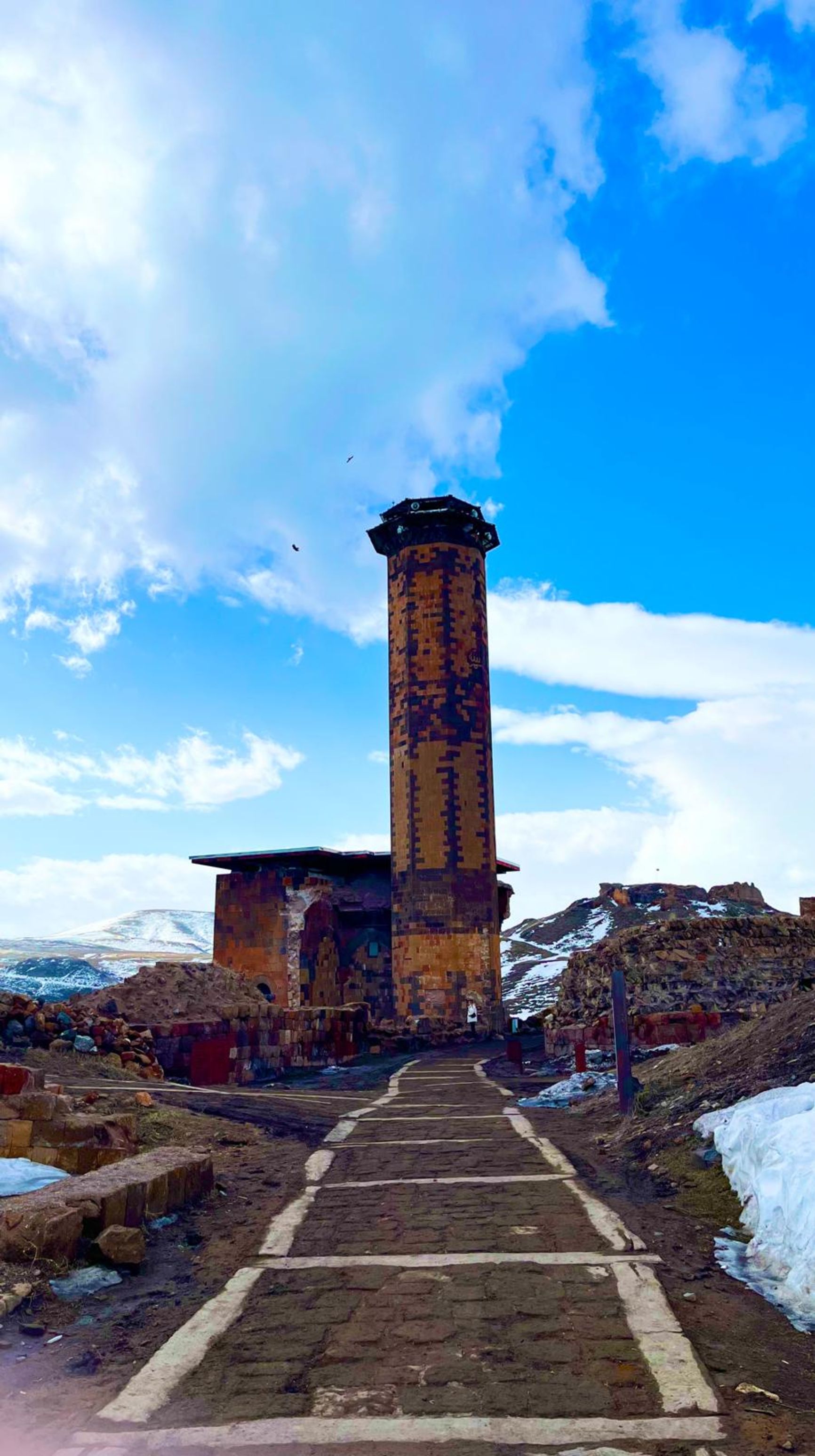 Türklerin Anadolu’daki ilk camileri olan Ebu’l Manuçehr Camii’nin de Ani Antik Kenti’nde bulunması, buraya olan ilgiyi bir hayli artırdı. Sultan Alparslan’nın oğlu Sultan Melikşah tarafından yaptırılan cami günümüzde ibadete açık.