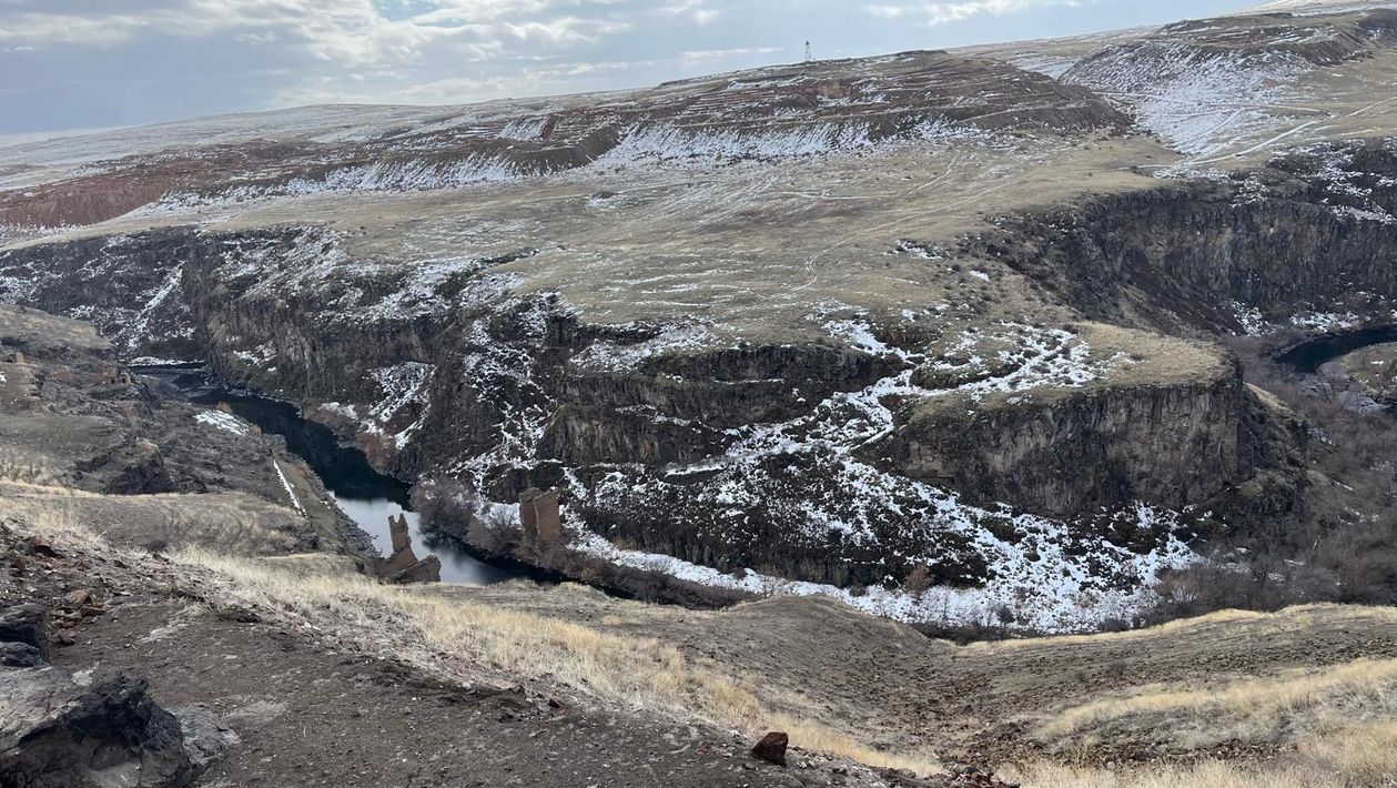 Zamana karşı direnen köprünün bir ayağı Türkiye'de, diğer ayağı Ermenistan'da bulunuyor. 