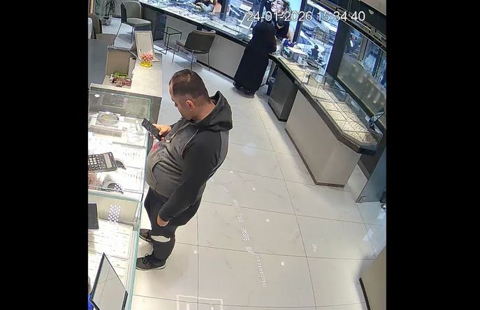 Muzaffer A., altınları bozdururken.