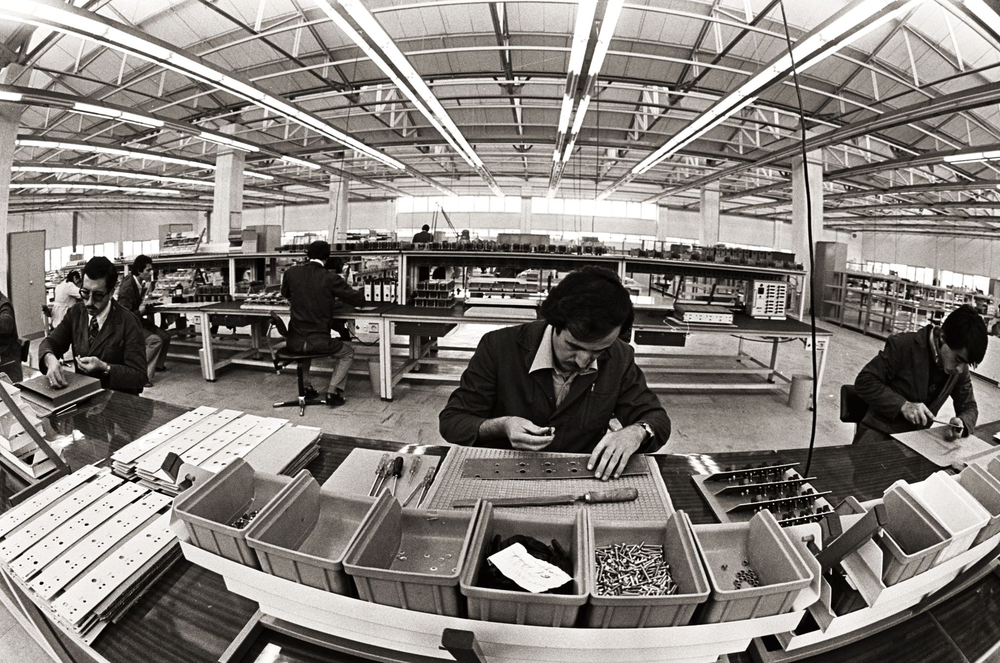 ASELSAN (Askeri Elektronik Sanayi A.Ş.) Kıbrıs Barış Harekatının ardından başlatılan ambargolara yanıt olarak Türk Silahlı Kuvvetlerinin haberleşme ihtiyaçlarının milli imkanlarla karşılanması için 1975'te kuruldu.