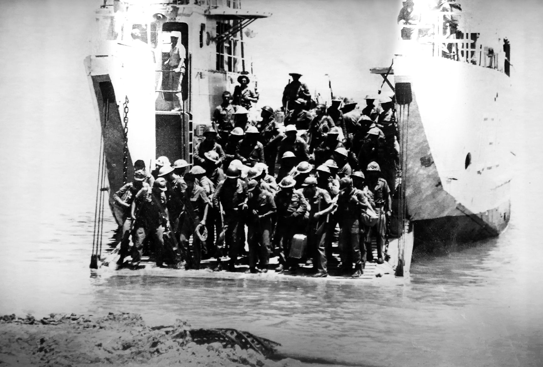 15 Temmuz 1974'te Yunanistan'daki askeri cunta destekli EOKA-B terör örgütünün Kıbrıs'ta gerçekleştirdiği darbe üzerine Türkiye, adadaki Türkleri koruma adına 20 Temmuz 1974'te kıbrıs Barış Harekâtı'nı gerçekleştirdi. 