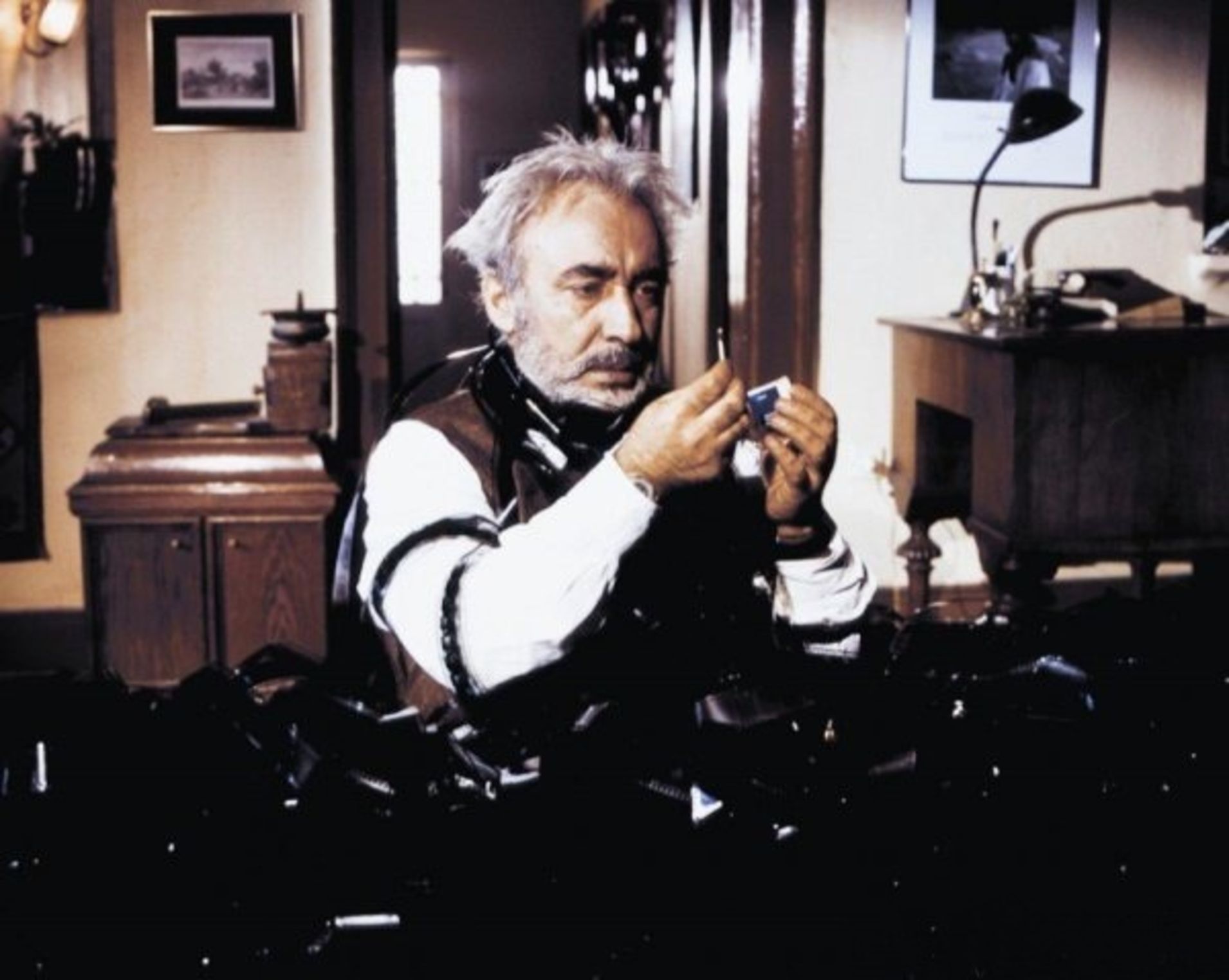 Yavuz Turgul'un yönetiği, Şener Şen'in başrolünde yer aldığı 1990 yapımı 'Aşk Filmlerinin Unutulmaz Yönetmeni', sinemada bir dönemin kanmasıyla ünlü bir yönetmenin yaşadığı dramı hikâye edindi. 