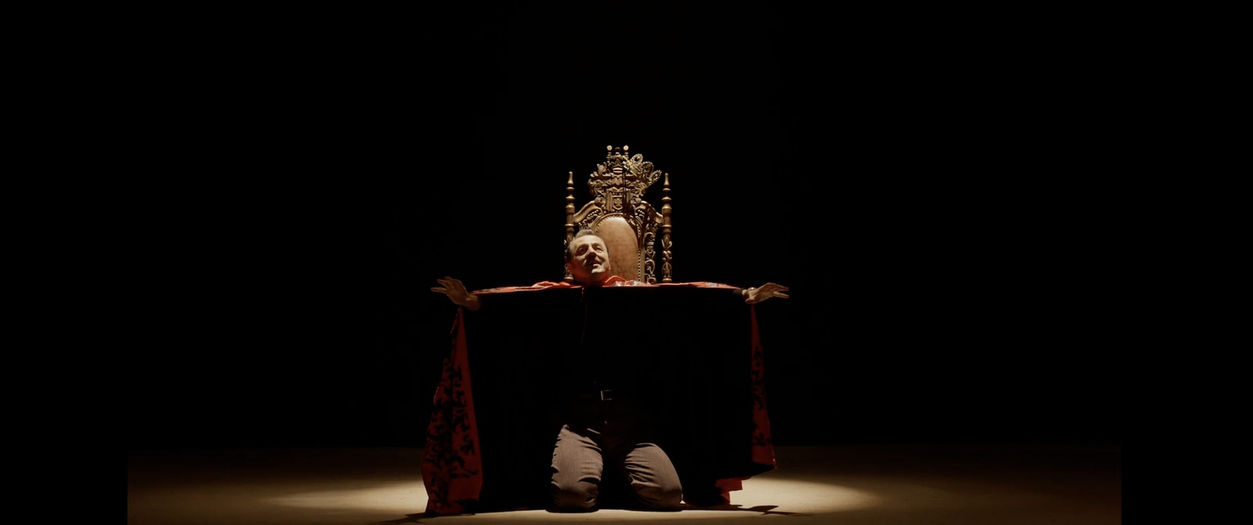 'Parçalı Yıllarda', en büyük hayali 'Hamlet' oynamak olan bir oyuncunun erotik filmlerde rol almak zorunda kalmasıyla yaşadıkları hikâye edinildi. 