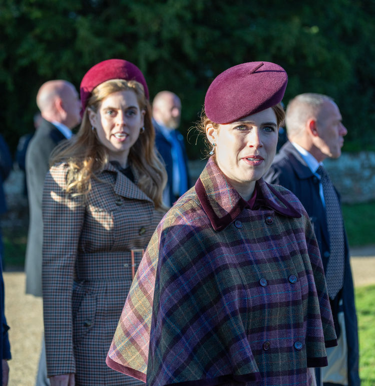 Prensen Beatrice (solda) ve Prenses Eugenie