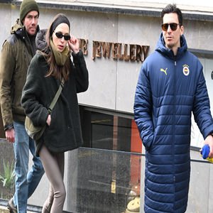 Eşiyle caddeye çıktı