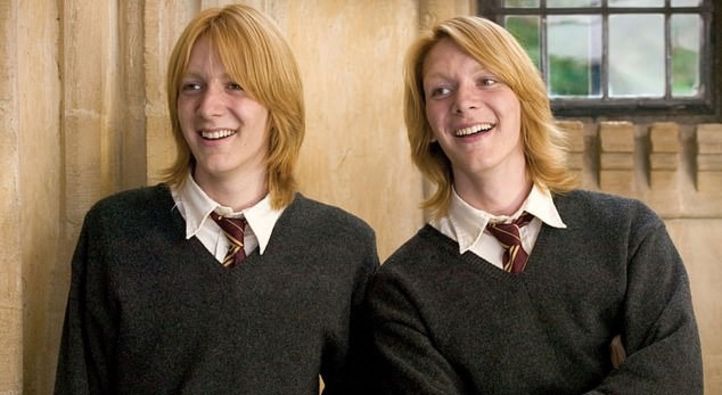 Filmde Fred ve George Weasley karakterlerini James ve Oliver Phelps kardeşler canlandırdı