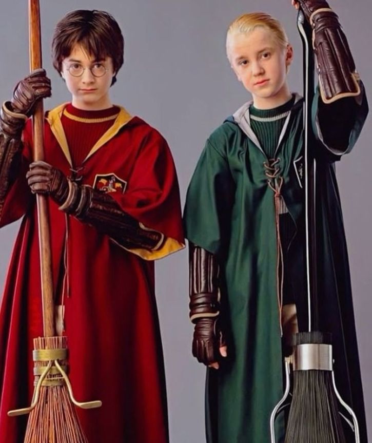 2001'den 2011'e kadar çekilen seride baş karakteri Daniel Redcliff canlandırırken, Harry'nin düşmanı Draco Malfoy'u Tom Felton oynadı