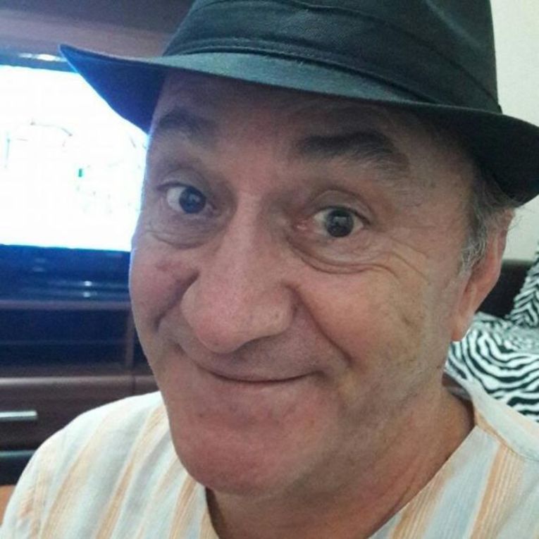 Mehmet Özden, ağabeyi gibi oyuncu ve aynı zamanda kukla virtüözü.