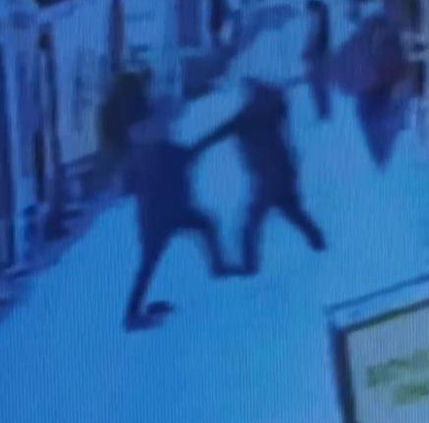 Sokakta öldüren yumruklaşma yaşandı.