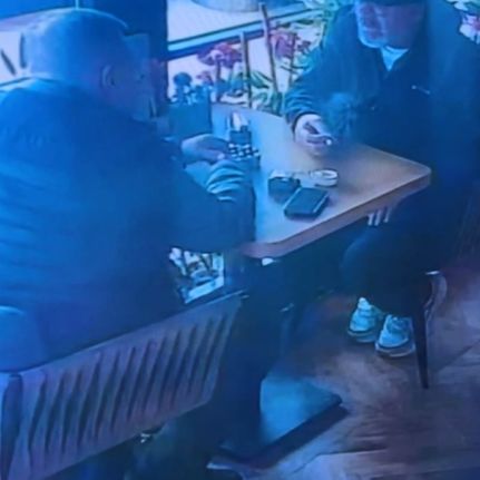 İki arkadaş önce kafede konuşmuşlardı.