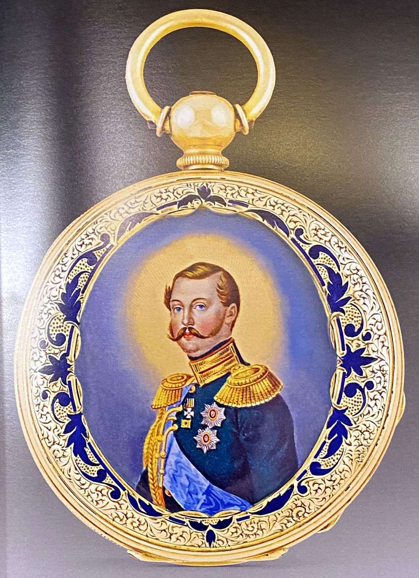 Çar’ın hediye ettiği saatin ön kapağında minyatür bir portresi var.
